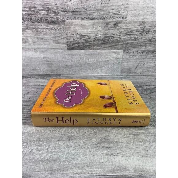 The Help By Kathryn Stockett Paperback Novel - Picture 3 of 3